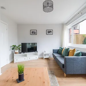  Holiday home Charming 3-bed House In United Kingdom